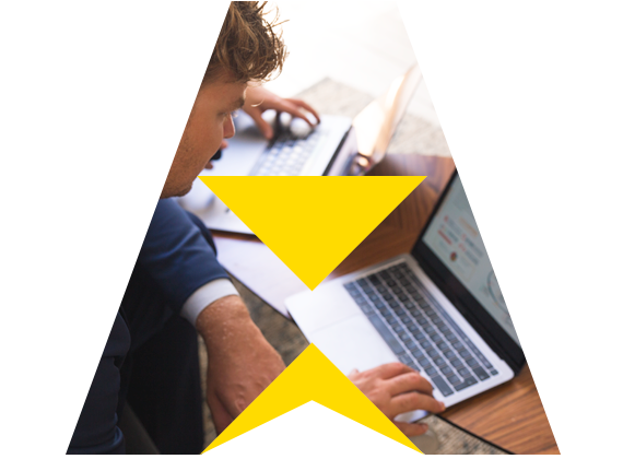 Image remplissant la lettre "A" où on aperçoit Fondateur de Fauves travaillant sur un ordinateur.