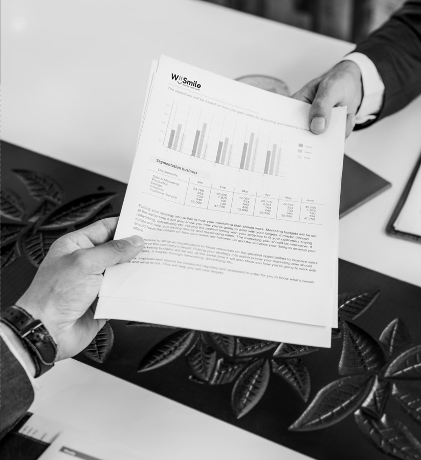 Image en noir et blanc d'une transmission de documents de main à main.